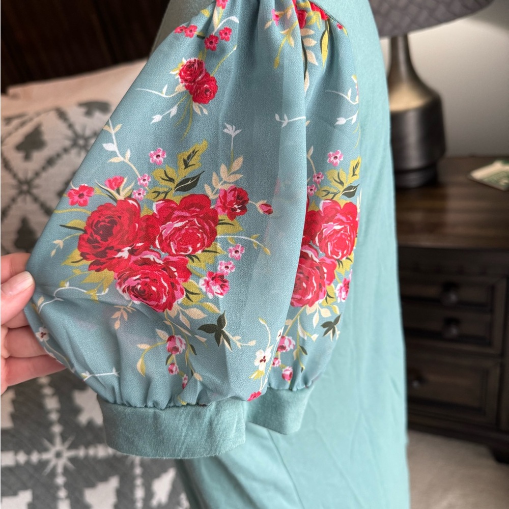 Floral Sleeve V-Neck Top - Mint Green - Picture 2 of 4